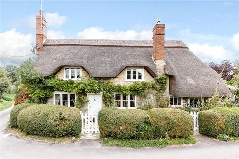 British Cottage, Cute Cottages, Cottage Farmhouse Decor, Thatched House, English Country Cottage, Christmas Cottage, Country Cottage Decor, Cottage Exterior, English Cottage Garden