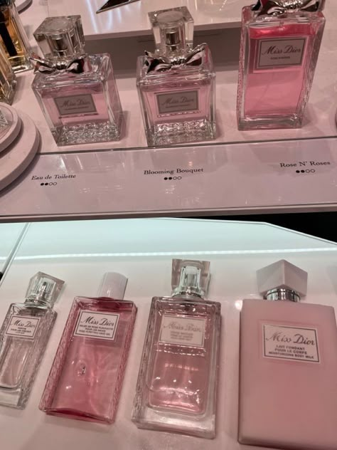 Perfume Aesthetic Vintage, Kate Spade Perfume, Koleksi Parfum, Perfume Aesthetic, Dior Girl, Dior Aesthetic, Pink Perfume, Dior Perfume, Dior Makeup