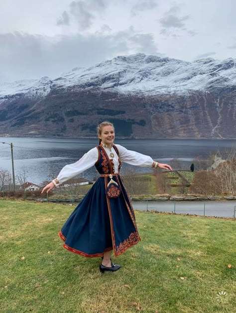 Norway Clothes, Norway Clothing, Iceland Clothes, Nordic Outfit, Finnish Costume, Norway Culture, Norway Fashion, Sweden Aesthetic, Finnish Women