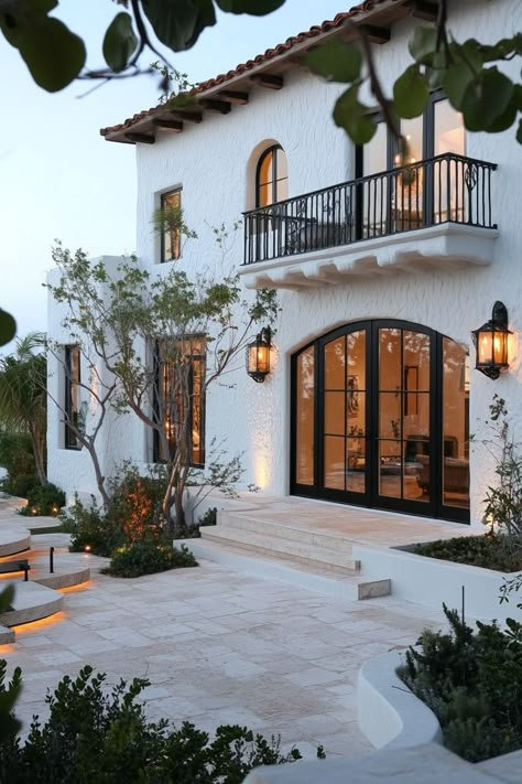 Black And White Mediterranean House, Mediterranean House Interior Design, Small Mediterranean Homes, Modern Mediterranean House, Stucco Facade, Modern Spanish Farmhouse, Mediterranean House Interior, Mexico Houses, Mediterranean House Designs