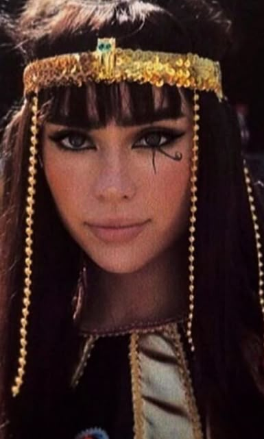 Ancient Egyptian Hairstyles, Egypt Makeup, Cleopatra Makeup, Cleopatra Halloween Costume, Egyptian Hairstyles, Cleopatra Halloween, Egyptian Makeup, Egypt Aesthetic, Egyptian Women