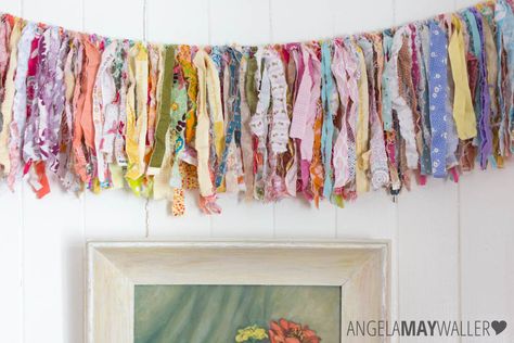 How to Make a Scrappy Fabric Rag Garland — Simple Creative Home Fabric Garland Diy, Diy Fabric Banner, Fabric Strip Garland, Diy Fabric Garland, Fabric Streamers, Rag Curtains, Rag Banner, Rag Garland, Garland Ideas