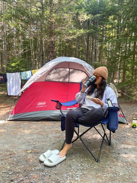 Camping in the woods outfit Campfire Outfits, Camping Outfit Fall, Camping Style Clothes, Fall Camping Outfits, Camping Fits, Glamping Outfit, Camping Outfits For Women Summer, Winter Camping Outfits, Camping Attire