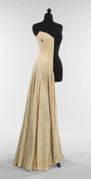 Half-sewn muslin (Model No. 173), 1947 Charles James (American, born Great Britain, 1906–1978) Cotton muslin Brooklyn Museum Costume Collection at The Metropolitan Museum of Art, Gift of the Brooklyn Museum, 2009; Gift of Millicent Huttleston Rogers, 1949 (2009.300.742) Mode Origami, Draping Techniques, Detail Couture, Fashion Draping, Pattern Draping, Charles James, Draping Fashion, Costume Collection, Flats Patterns