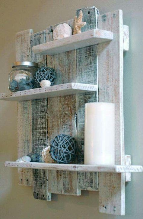 Pallet Wood Shelves, Pallet Wall Shelves, Diy Wood Pallet Projects, Diy Beach Decor, Pallet Projects Easy, Coastal Style Decorating, Bathroom Crafts, Beach Bathroom Decor, Pallet Shelves