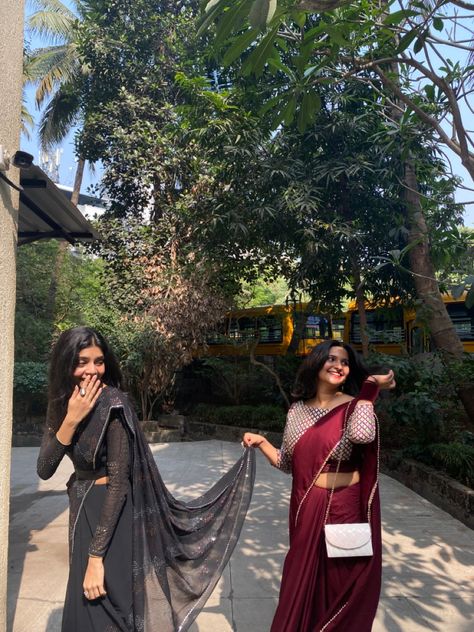 Poses For 2 Friends In Saree, Saare Poses With Friends, Farewell Poses With Bestie, Saree For Girls Farewell College, Farewell Pics Ideas, Saree Pose With Bestie, Traditional Poses With Friends, Farewell Pic Ideas, Aesthetic Saree Poses With Friends