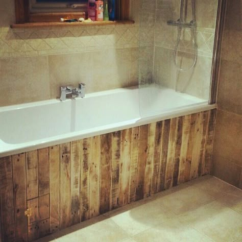 Rustic bath panelling , with used pallets Bathroom Walls Ideas, Pallet Wall Bathroom, Pallet Bathroom, Diy Pallet Wall, Rustic Bath, Pallet Walls, Walls Ideas, Used Pallets, Bath Panel