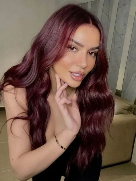 15 ideas de tintes para el cabello perfectos para piel morena 16 Maroon Hair Outfit Ideas, Wine Cherry Hair, Outfits For Burgundy Hair, Maroon Hair Burgundy Wine, Latina Glasses, Maroon Hair Color, Red Wine Hair, Pelo Color Borgoña, Pelo Color Vino