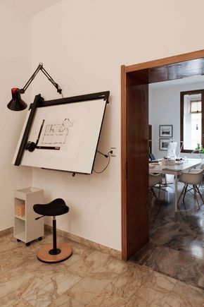 Es una excelente idea para espacios pequeños Home Art Studios, Drafting Tables, Drawing Desk, Art Studio Space, Art Studio Room, Art Studio Design, Art Studio Ideas, Drafting Table, Interior Design Per La Casa