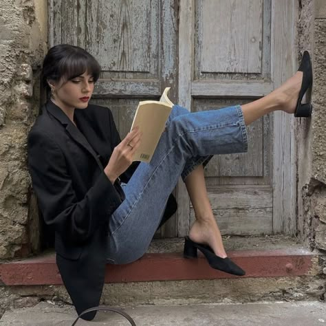 Italy Aesthetic Outfit, French Girl Aesthetic, Italian Aesthetic, Look Retro, Foto Poses, Italian Women, Reading A Book, Mode Inspo, Parisian Chic