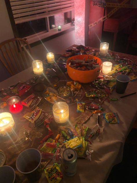 halloween party aesthetic Things To Make For Halloween Party, Halloween Party Decor College, Halloween Parties Aesthetic, Halloween Movie Night Decorations, Halloween Small Party Ideas, Halloween Party Inspo Aesthetic, Halloween Party Outside Decor, Halloween Party Asethic, Halloween Hang Out Ideas