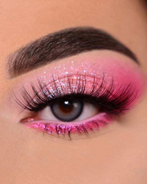 Explore 28 Pink Eyeshadow Looks: From Soft Elegance to Bold Drama - divagaze.com Pink And Red Eyeshadow Looks, Pink Eyeshadow Ideas, Iconic Makeup, Pink Eyeshadow Look, Sparkly Eyeshadow, Under Eye Makeup, Drag Make-up, Pink Eye Makeup, Colorful Tops