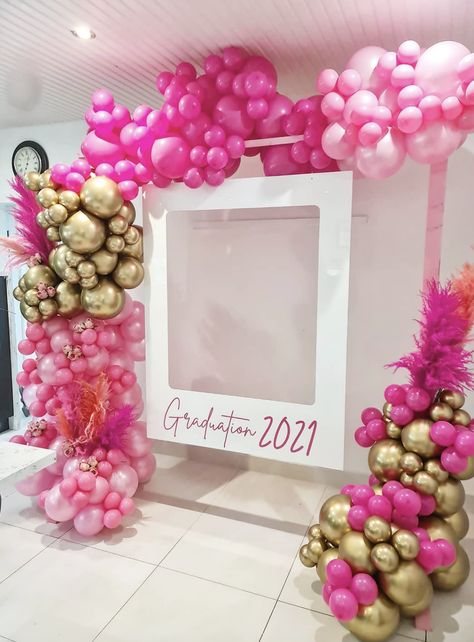 20 Adorable Pink Graduation Party Ideas | Everything You Need For A Pink Themed Graduation Party Grad School Graduation Party Ideas, Pink And White Graduation Party Ideas, Pink Theme Grad Party, Elle Woods Graduation Party, Graduation Party Ideas Colorful, Graduation Party Ideas 8th Grade, Pink Graduation Decor, Pink Floral Graduation Party Decor, Open House Graduation Party Ideas