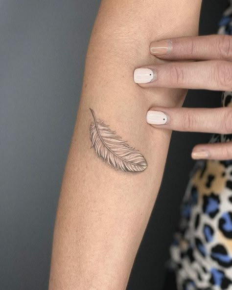 White Feather Tattoo, Tattoos On Black Skin, White Feather Tattoos, Feather Arrow Tattoo, Feather Tattoo Black, Eagle Feather Tattoos, Feathers Tattoo, White Bird Tattoos, Feather Tattoo Colour