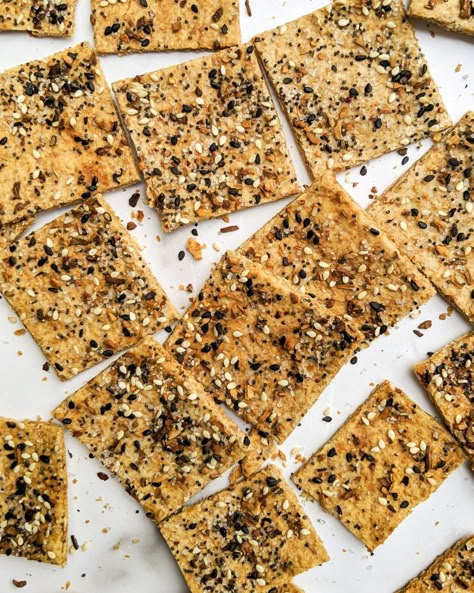 3-Ingredient Everything Bagel Grain Free Crackers (Gluten Free, Vegan) | Liz Moody Lectin Free Recipes, Healthy Crackers, Seed Crackers, Gluten Free Crackers, Bread Crackers, Lectin Free, Homemade Crackers, Flax Seed Recipes, Vegan Crackers