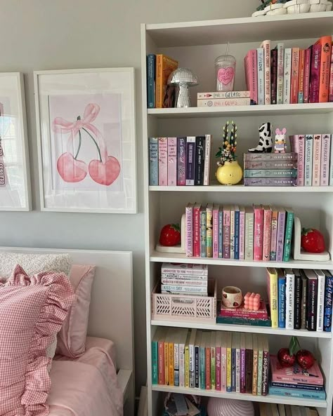 Book Shelves In Bedroom Aesthetic, Book Corner Ideas Bedroom, Bookshelf Inspo, Bookshelf Aesthetic, Bookstagram Aesthetic, Bookshelf Inspiration, Bookstagram Ideas, Dream Apartment Decor, Snap Friends