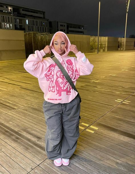 Pink Hoodie Outfit, Girly Streetwear, Pakaian Hipster, Baggy Outfit Ideas, Pink Streetwear, Streetwear Fits, Streetwear Mode, Tomboy Outfits, Tomboy Style Outfits