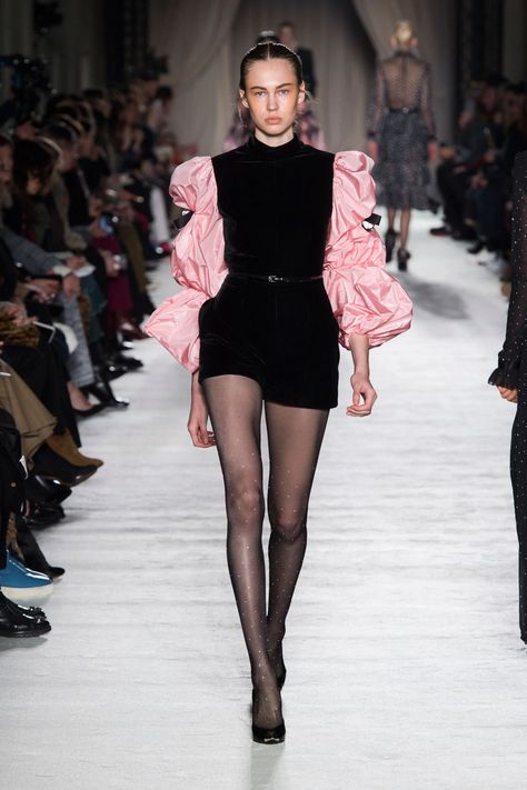 Philosophy di Lorenzo Serafini Fall 2018 Ready-to-Wear Collection - Vogue October Fashion, Runway Fashion Couture, Fall Chic, Lorenzo Serafini, Vogue Fashion, Fashion Runway, Black And Pink, Fall 2018, Inspired Outfits