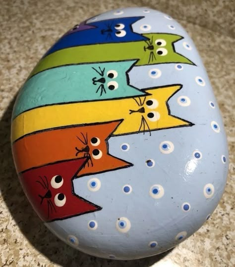 Painted Rock Cat, Cat Painted Rocks, Painted Rocks Cats, Painted Rock Animals, Diy Rock Art, Stone Art Painting, Art Pierre, Glass Art Projects, Painted Rocks Craft