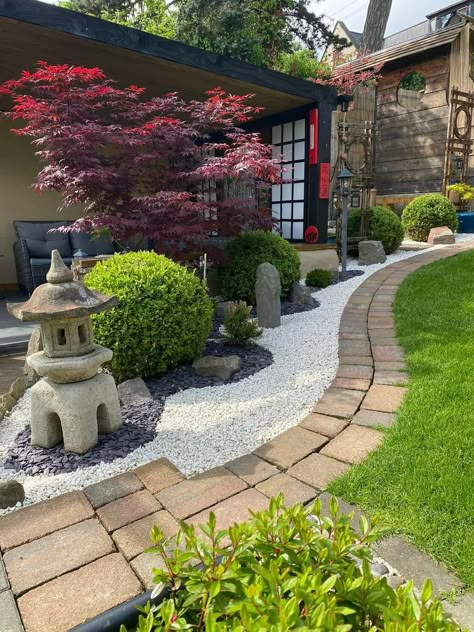 Easy Japanese Garden Ideas, Asian Inspired Garden Backyards, Small Outdoor Seating Area Front Yards, Japanese Garden Walkway, Japanese Inspired Front Yard, Japanese Plants Outdoor, Japanese Garden Inspiration, Zen Front Yard, Small Japanese Garden Diy