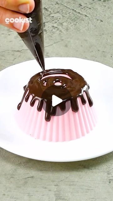 Cookist Wow on Instagram: "You only need some melted #chocolate to embellish your #desserts ✨ This method works great with cakes too 😍 Save it! 👉INGREDIENTS Melted dark chocolate Muffin silicon cup 👉METHOD 1. Use a piping bag with melted dark chocolate to pour over an upside-down silicone muffin. 2. Let a few drops drip and let it set. 3. Use to decorate muffins. Did you like the result? 😍 #cookistwow #cookistrecipe #recipes #easy #quick #fun #delicious #cooking #baking #tasty #homemade #foodie #foodlover #foodblog #yummy" Decorating Chocolate Cupcakes, Decorate Muffins, Melted Chocolate Decorations, Chocolate Decorations For Cake, Chocolate Decoration Ideas, Chocolate Cake Decorations, Chocolate Cupcakes Decoration, Chocolate Cake Decorating Ideas, Cupcake Decorating Techniques