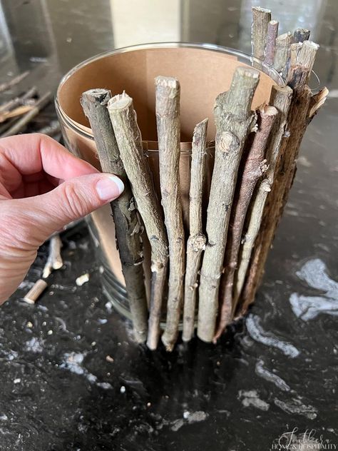 Step-by-step tutorial for a super simple DIY twig vase with rustic charm that costs almost nothing to make! Christmas Twigs Branches, Diy Twig Decor, Twig Crafts Diy, Twig Art Diy Tree Branches, Twig Projects, Twig Vase, Twigs Diy, Tree Branch Crafts, Branch Diy