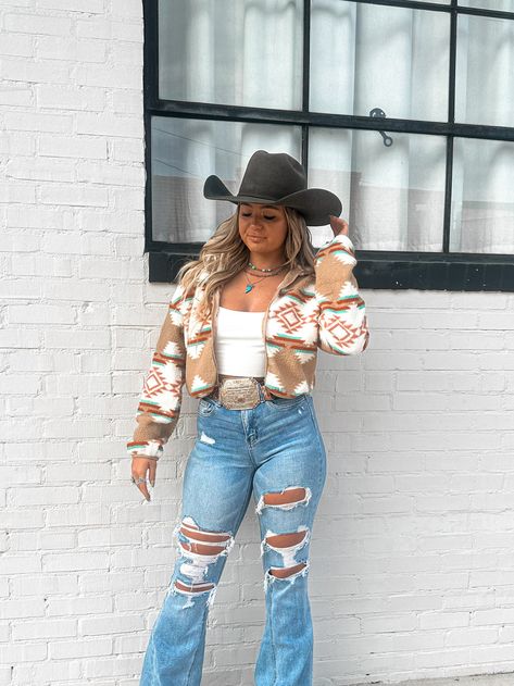 Tassel Shirt Outfits, Western First Date Outfit, Stock Yard Outfits, Cute Western Outfits For Winter, Western Fashion Plus Size, Western Preppy Outfits, Cody Johnson Concert Outfit Winter, Western Outfit Women’s, Vegas Country Concert Outfit