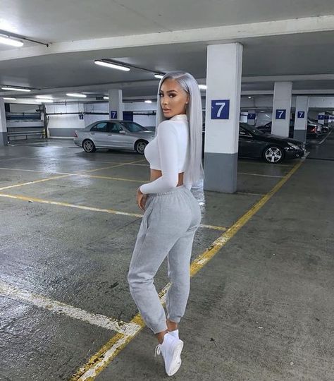 Trending: Gray Joggers | Fashion Cognoscente Look Hip Hop, Mode Zara, Joggers Outfit, Chill Outfits, Parking Garage, Lifestyle Trends, Influencers Fashion, Clothing Inspiration, Clothes Women