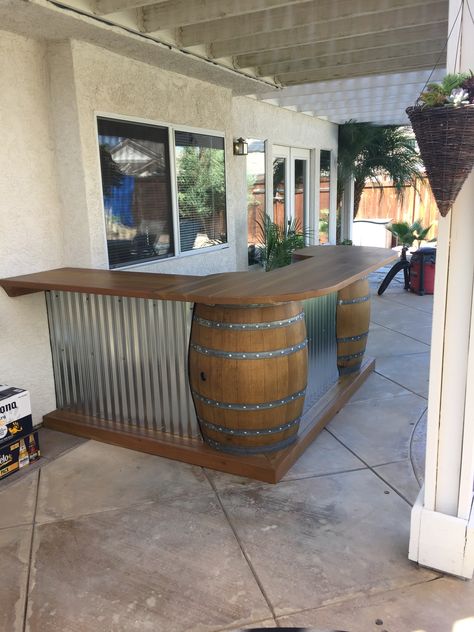 Wine Barrel Bar Wine Barrel Bar, Design Per Patio, Diy Outdoor Bar, Wine Barrel Furniture, Barrel Decor, Barrel Bar, Bar In Casa, Outside Bars, Outdoor Kitchen Bars