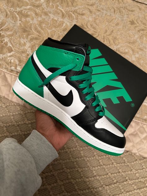 Lucky Green Jordan 1, Sneaker Jordan, Pretty Sneakers, Jordan Low, Trendy Shoes Sneakers, White Nike Shoes, Nike Shoes Girls, Nike Fashion Shoes, Preppy Shoes