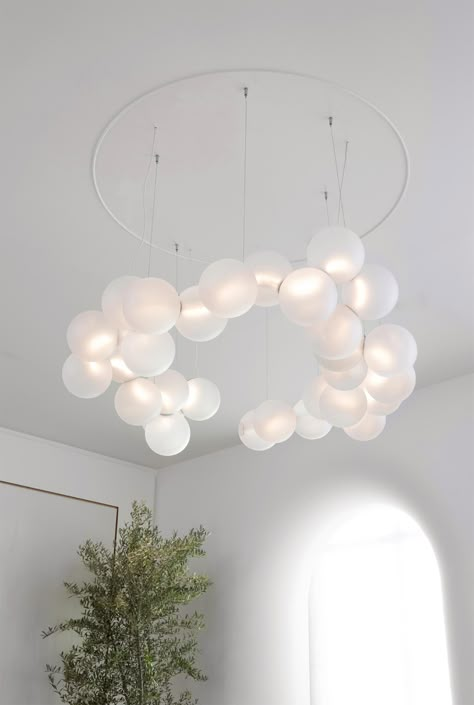 Mathieu Lehanneur | Pearls, Chandelier Mathieu Lehanneur, White Glass Chandelier, Globe Light Fixture, Elegant Lighting Fixtures, Pearl Chandelier, Nordic Living Room, Model Room, Lamp Desk, Hotel Villa