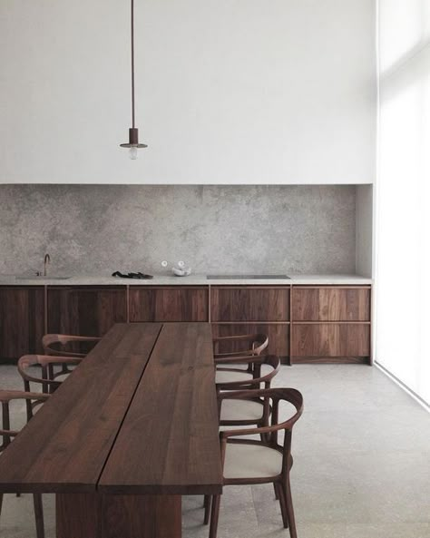 Minimalist Dekor, Walnut Kitchen, Herringbone Backsplash, Concrete Kitchen, Interior Kitchen, Tables And Chairs, Minimalist Kitchen, Wood Kitchen, Beautiful Kitchens