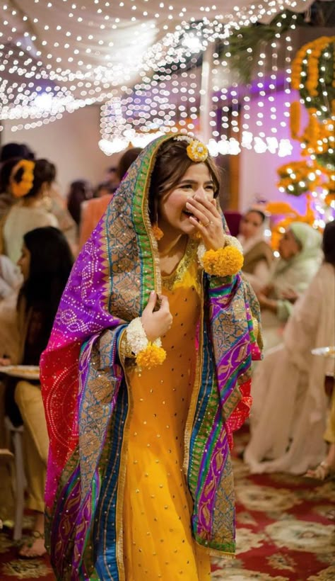 Dholki Outfit Ideas, Pakistani Haldi Bride Outfit, Haldi Look Pakistani, Dholki Clothes, Haldi Outfits Pakistani, Mayun Dresses Pakistani Simple, Pakistani Mayon Dresses, Pakistani Dholki Outfit, Dholki Outfit Bride