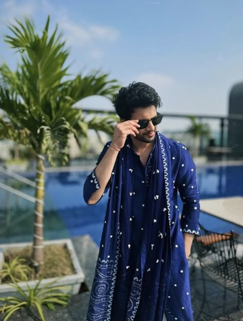 Men Traditional Poses, Gender Neutral Indian Fashion, Kurta Designs Man, Diwali Poses For Men, Srk In Kurta, Garba Outfit For Men, Poses For Men In Kurta, Traditional Mens Wear Indian, Men Indian Outfit