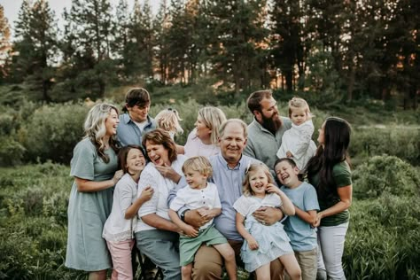 Pastels outfits large family portraits Family Photography Big Family, Big Family Group Picture Ideas, Large Group Family Pictures, Grandpa Photoshoot Grandkids, Group Family Photo Poses, 17 People Group Photo, Grandma Family Pictures, Bigger Family Photoshoot, Larger Family Photos