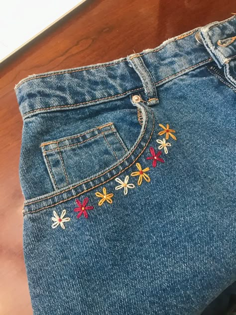 Embroidery Jeans Diy, Clothes Embroidery Diy, Clothes Embroidery, Denim Embroidery, Textile Art Embroidery, Simple Embroidery Designs, Diy Shorts, Couture Embroidery, Embroidery Diy