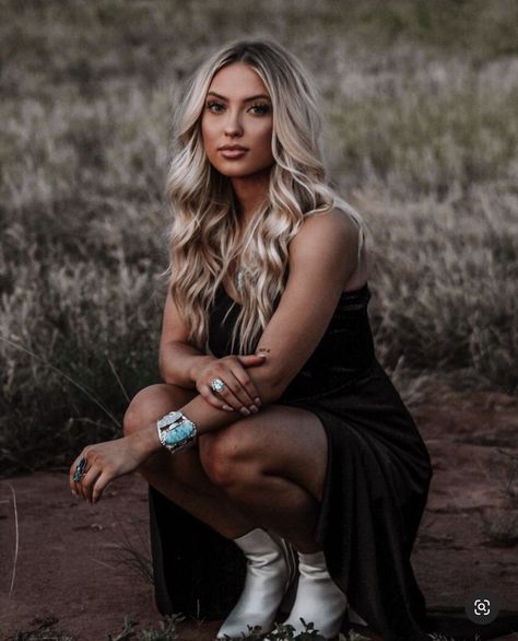 Western Senior Pictures Outfit, Western Photoshoot Outfits, Cowgirl Senior Pictures, Western Photoshoot Ideas, Western Photo Shoots, Cowgirl Photoshoot, Cute Senior Pictures, Senior Photoshoot Poses, Western Photoshoot