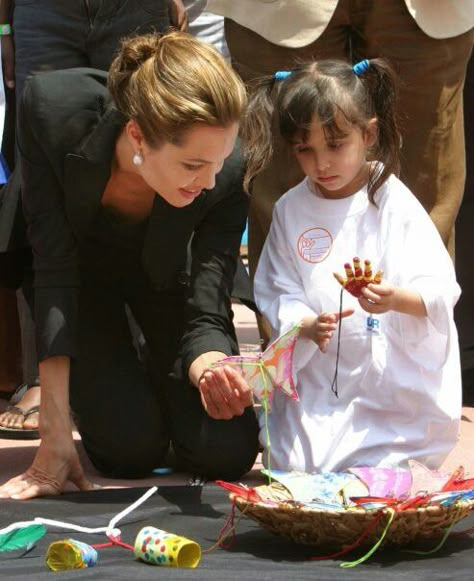 Talismans of the world June 2004 in Barcelona Angelina Jolie Charity, Hairstyles Outfits, Face Form, Un Ambassador, Pouty Lips, Humanitarian Work, Half Up Half Down Hairstyles, Volunteer Work, Adventure Aesthetic