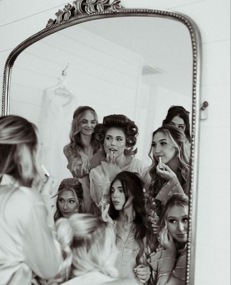 Bride Vision Board, Modern Bride Photoshoot, Bridesmaid Inspo Pictures, Bridesmaids Aesthetic Vintage, European Wedding Photography, Poses For Wedding Pictures Bridesmaid, Bride With Bridesmaids Pictures Getting Ready, Mirror Bride Photography, Getting Ready Pics Wedding