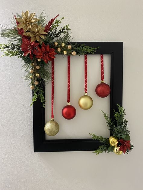 Christmas Wall Ideas, Christmas Frames Diy, Frame Wreaths, Christmas Wreath Frames, Christmas Flower Decorations, Christmas Picture Frames, Christmas Decorations Centerpiece, Christmas Decorations Diy Crafts, Christmas Crafts For Kids To Make