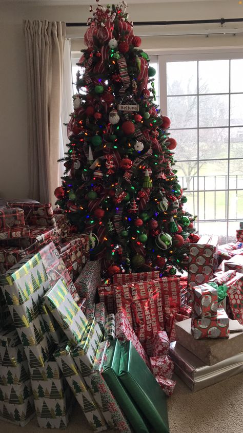 Christmas Tree With Gifts Under It, Christmas Set Up, Presents Under The Christmas Tree, Christmas Core, Cozy Christmas Tree, Winter Decorating Ideas, Rich Christmas, Christmas Tree Gifts, Make Your Home Cozy