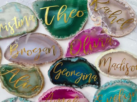 Agate Slice Place Card Agate Wedding Favour Agate Name Place | Etsy Agate Wedding Decor, Alternative Wedding Favors, Geode Wedding, Wedding Place Names, Agate Wedding, Favours Wedding, Wedding Name Cards, Agate Slices, Alternative Bride