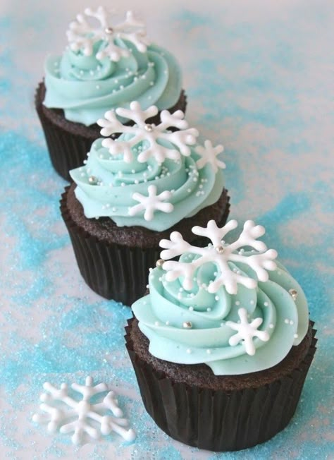 Icing Snowflakes, Easy Christmas Cupcakes, Jul Kaka, Winter Cupcakes, Faux Cupcakes, Christmas Cupcakes Recipes, Holiday Desserts Table, Holiday Cupcakes, Creative Cupcakes