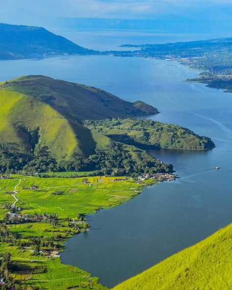 Lake Toba, Juice Rapper, Village Photography, Travel Locations, Germany Travel, Natural Wonders, Picture Photo, Beautiful Images, Travel Photos