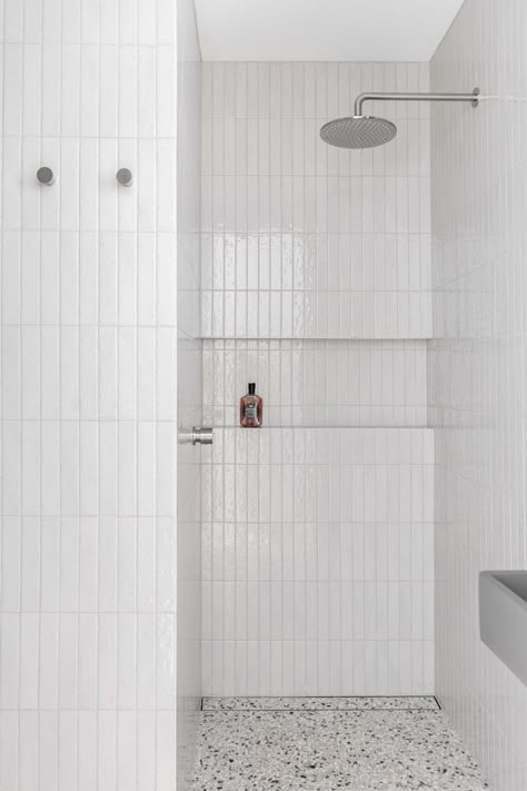 Open minimal shower with brushed nickel tapware and greyscale terrazzo tiles Minimalist Bathrooms, Abi Interiors, Minimal Bathroom, Minimalist Bathroom Design, Think Different, Bathroom Redesign, Bathroom Inspiration Decor, Large Bathrooms, Minimalist Bathroom