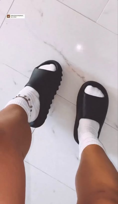 Cloud Slides, Pretty Sneakers, Crocs Fashion, Dr Shoes, Shower Shoes, Trendy Shoes Sneakers, Pretty Shoes Sneakers, Kicks Shoes, Yeezy Slides