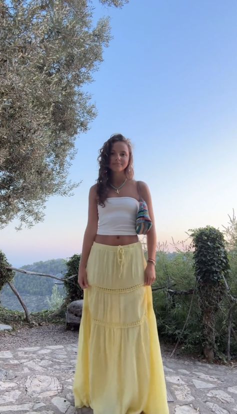 Yellow Flowy Skirt Outfit, Museum Outfits Summer, Yellow Long Skirt Outfit, Yellow Maxi Skirt Outfit, Yellow Long Skirt, Long Yellow Skirt, Beach Pic Poses, Peru Outfits, Flowy Skirt Outfit