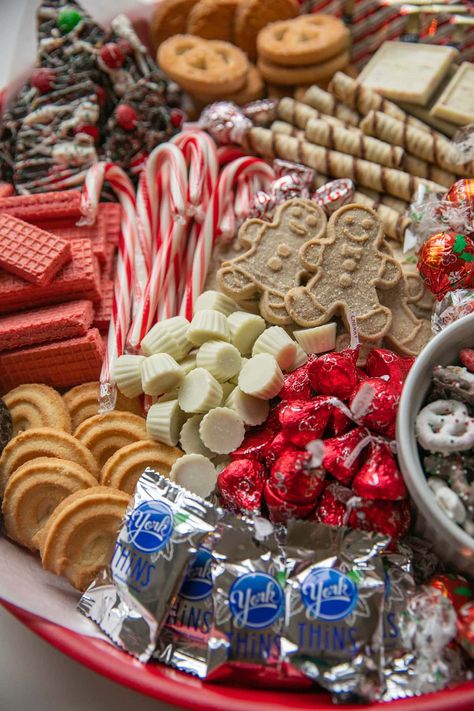 Christmas Dessert Board Dessert Board Ideas, Holiday Dessert Board, Christmas Dessert Board, Christmas Dessert Platter, Christmas Dessert Tray, Dessert Board, Christmas Platter, Dessert Platter, Charcuterie Inspiration