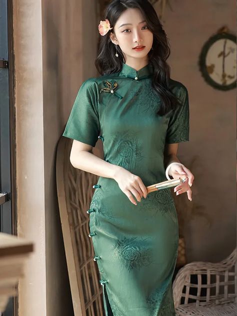 Elegant Old Shanghai Green Qipao Dress - Weqipao Vintage Asian Fashion, Green Qipao, Blue Cheongsam, 1930s Fashion Women, Old Shanghai, Qipao Cheongsam, Qipao Dress, Nice Clothes, Cheongsam Dress