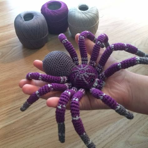 Crochet Tarantula, Halloween Crochet Patterns, Theme Halloween, Fun Crochet Projects, Halloween Crochet, Diy Crochet Projects, Crochet Toys Patterns, Crochet Stuff, Crochet Patterns Amigurumi